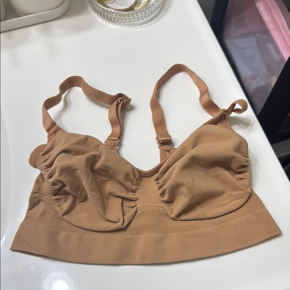 SKIMS: Seamless Sculpt Camel Bralette - Picture 1 of 2